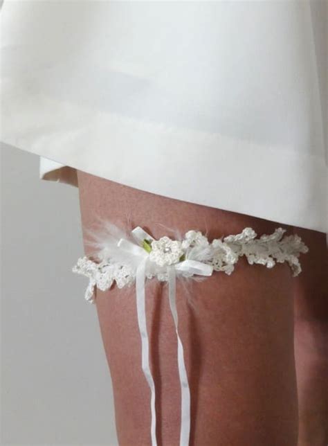 Dettaglio di una sposa che indossa una giarrettiera