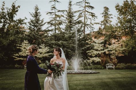 Illustrazione di una wedding planner al lavoro durante un matrimonio