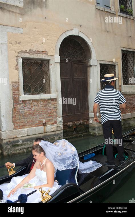 Sposa in gondola a Venezia