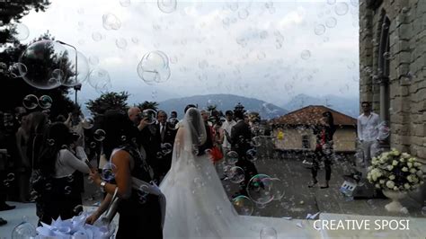 Bolle di sapone lanciate all'uscita degli sposi