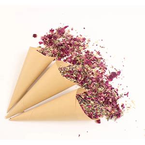 Coni decorati con petali di fiori secchi