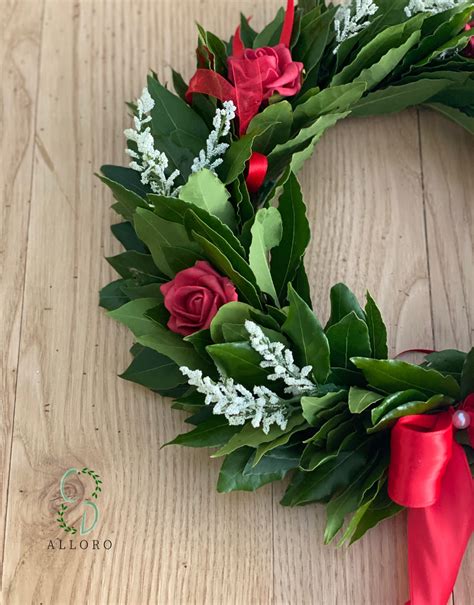 Raffigurazione di Imeneo con fiaccola e corona di fiori