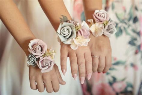 Composizione di fiori da polso per damigella