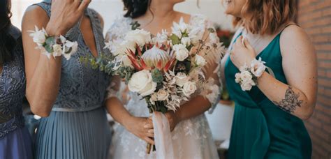 Coordinamento tra bouquet da sposa e corsage per damigelle