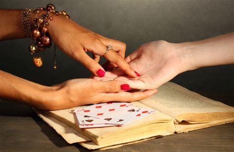 cartomante che legge le carte
