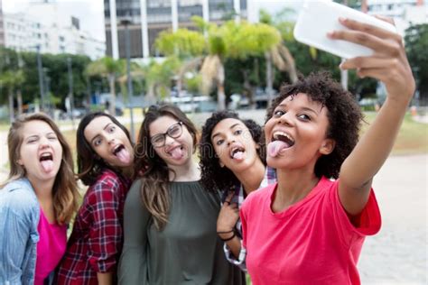 gruppo di amiche che ballano