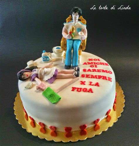 Torta addio al nubilato con decorazioni in pasta di zucchero