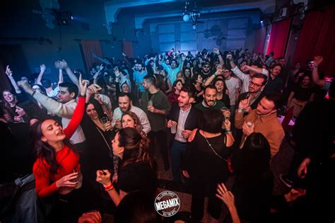 Scena di una discoteca anni '90