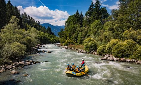 Coppia che fa rafting sul fiume Noce