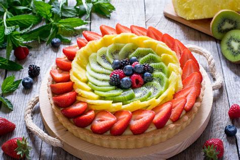 Esempio di torta nuziale decorata con frutta fresca