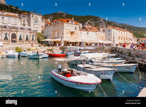 Vista panoramica dell'isola di Hvar con porticciolo e case colorate