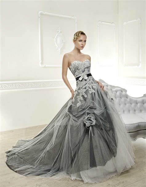 Dettagli di un abito da sposa grigio perla