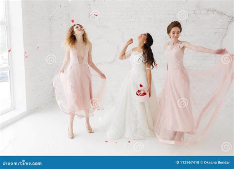 Sposa e damigelle che ballano