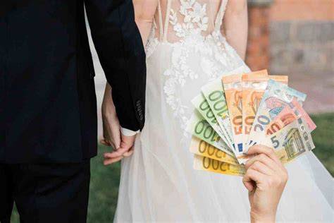 Coppia di sposi che riceve una busta con denaro