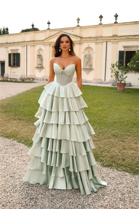 Modelli di abiti da sposa verde salvia per diverse occasioni