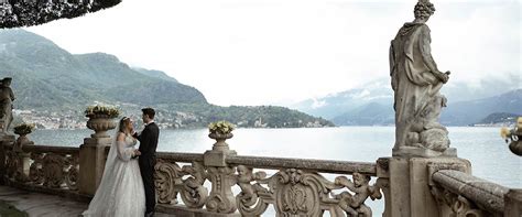 Coppia in abiti da sposa a tema Star Wars con sfondo di Villa del Balbianello