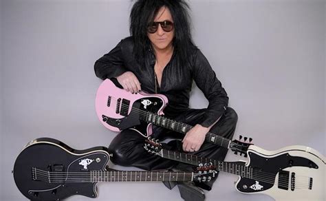 Steve Stevens mentre suona la chitarra