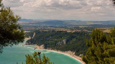 Gente che festeggia su una barca con vista sulla costa del Conero