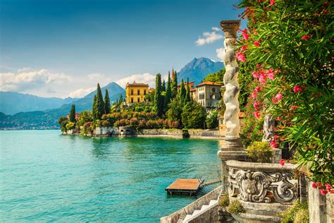 Paesaggio del Lago di Como con un villaggio