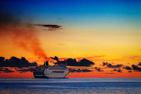 Coppia romantica a cena su una nave da crociera al tramonto