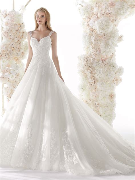 Abiti da sposa con strass e perline che catturano la luce