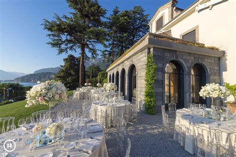 Interno di una villa storica sul Lago di Como con allestimento per matrimonio