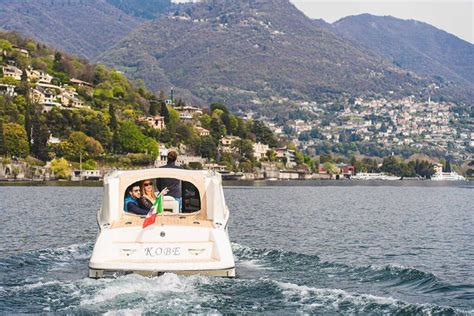 Coppia di sposi su una barca sul Lago di Como