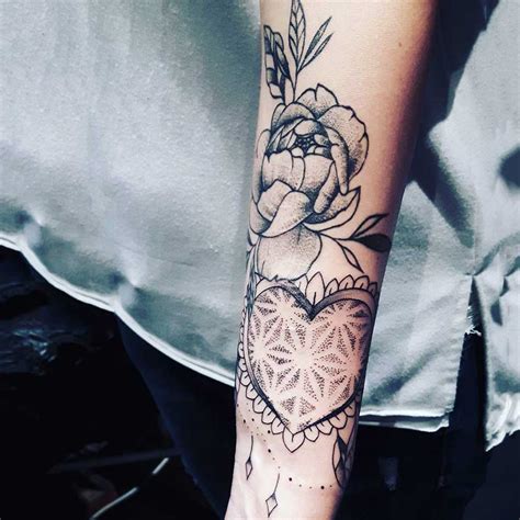 Tatuaggio pizzo bianco su braccio femminile
