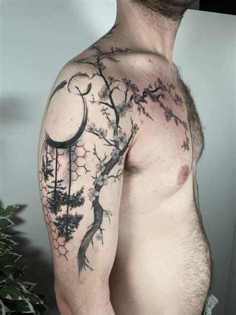 Tatuaggio pizzo maschile con elementi floreali