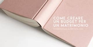 coppia che definisce il budget per il matrimonio