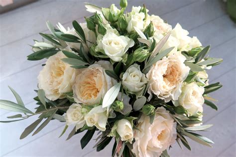 Bouquet da sposa con fiori misti e succulente