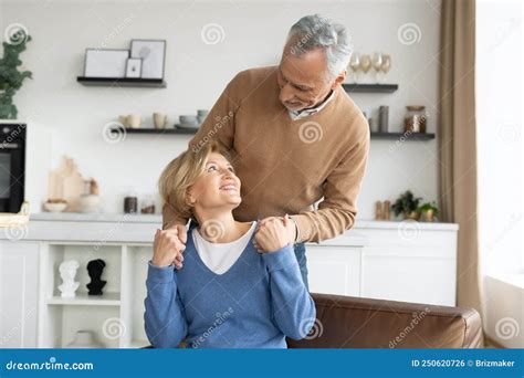 Coppia di sposi che si preparano insieme a casa