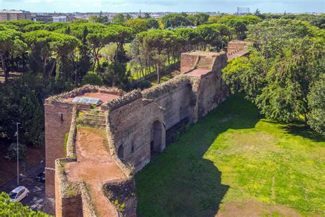 Villa storica con ulivi e mura antiche