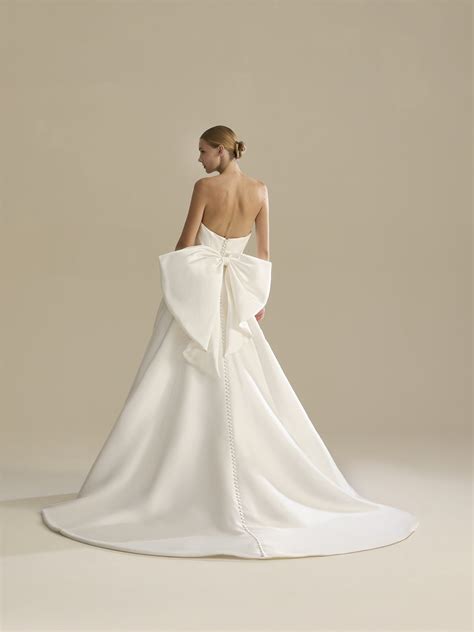 Abito da sposa con fiocco sulla schiena