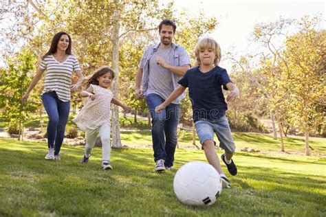 Famiglia italiana che gioca all'aperto