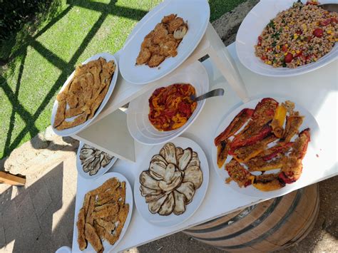 Illustrazione di un buffet nuziale in agriturismo