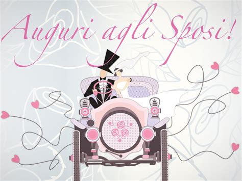Coppia di sposi che legge un biglietto di auguri