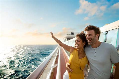 coppia romantica sul ponte di una nave da crociera