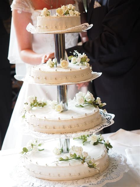 torta nuziale con fedi