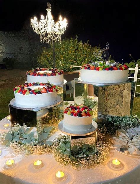 Esempio di naked wedding cake con frutta fresca e fiori