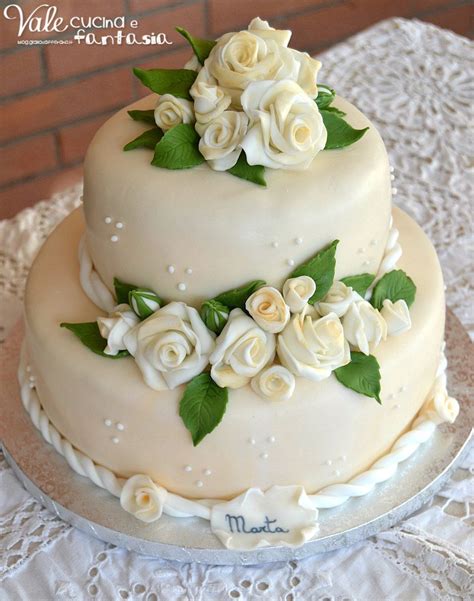 Torta nuziale con decorazioni in pasta di zucchero ispirate a 
