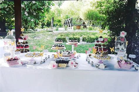Varietà di dolci su un tavolo da dessert