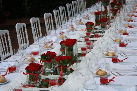 Tavolo di nozze con decorazioni rosse e bianche