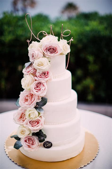 Torta nuziale a più piani con decorazioni floreali