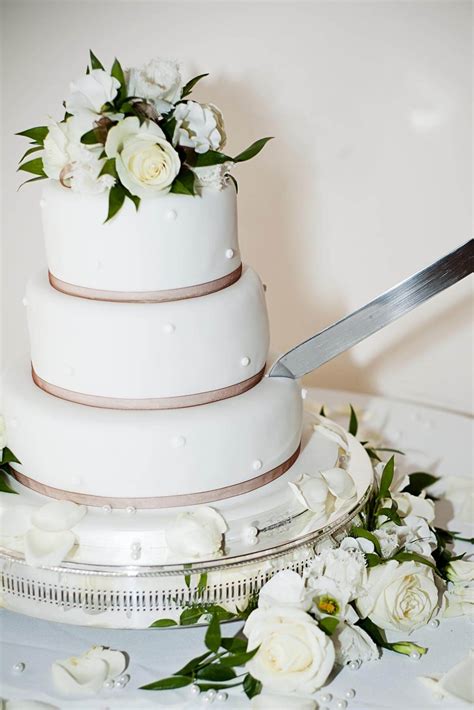Torta nuziale ispirata alla neve con cristalli di zucchero