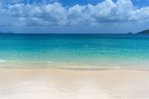 Foto di una spiaggia tropicale con sabbia bianca e acqua cristallina