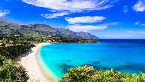Panorama della Sicilia con un mare cristallino e architettura barocca