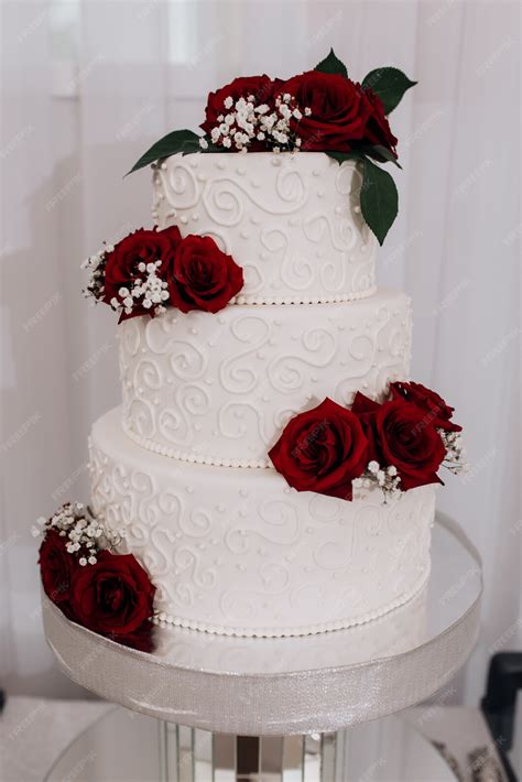 Torta nuziale a due piani con rose rosse e bianche