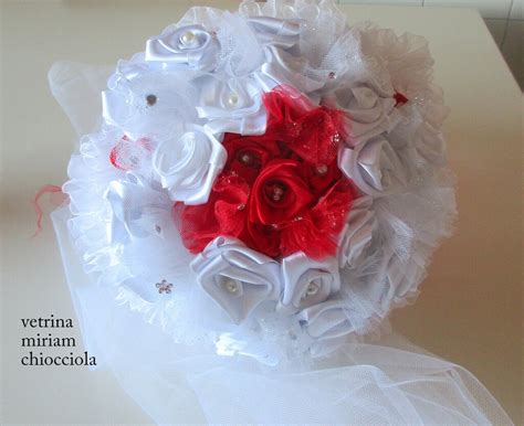 Bouquet da sposa con rose rosse e bianche
