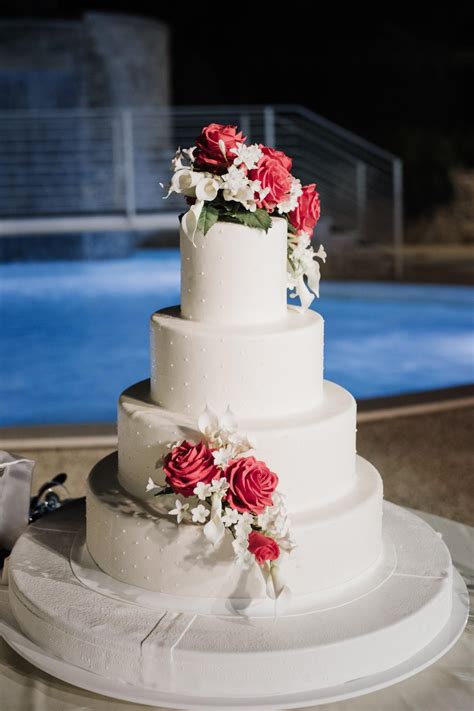 Torta nuziale con fiori freschi e decorazioni eleganti